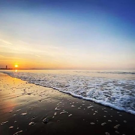 Luxe Living Guest House-Sleeps 6-Private Parking-Free Wifi-Beach-City Swansea Exteriör bild