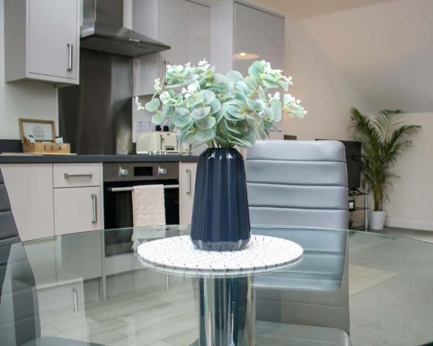 Luxe Living Guest House-Sleeps 6-Private Parking-Free Wifi-Beach-City Swansea Exteriör bild