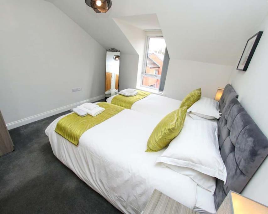 Luxe Living Guest House-Sleeps 6-Private Parking-Free Wifi-Beach-City Swansea Exteriör bild