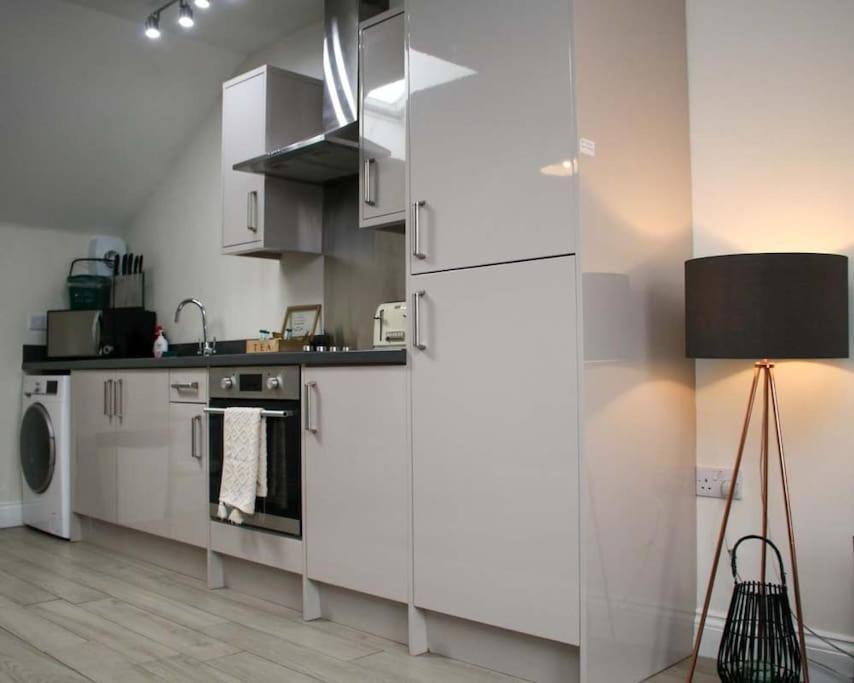 Luxe Living Guest House-Sleeps 6-Private Parking-Free Wifi-Beach-City Swansea Exteriör bild