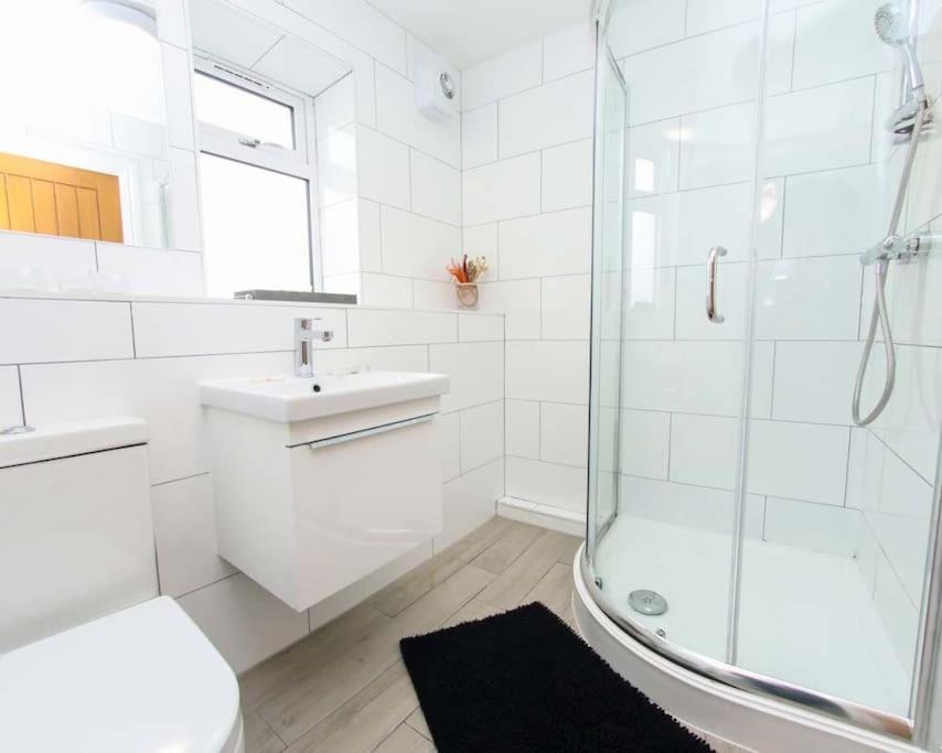 Luxe Living Guest House-Sleeps 6-Private Parking-Free Wifi-Beach-City Swansea Exteriör bild