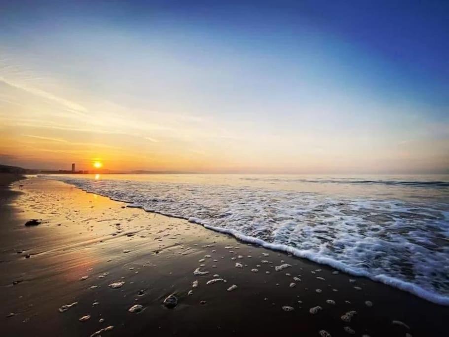Luxe Living Guest House-Sleeps 6-Private Parking-Free Wifi-Beach-City Swansea Exteriör bild