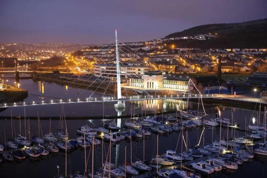 Luxe Living Guest House-Sleeps 6-Private Parking-Free Wifi-Beach-City Swansea Exteriör bild