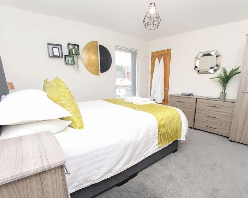 Luxe Living Guest House-Sleeps 6-Private Parking-Free Wifi-Beach-City Swansea Exteriör bild