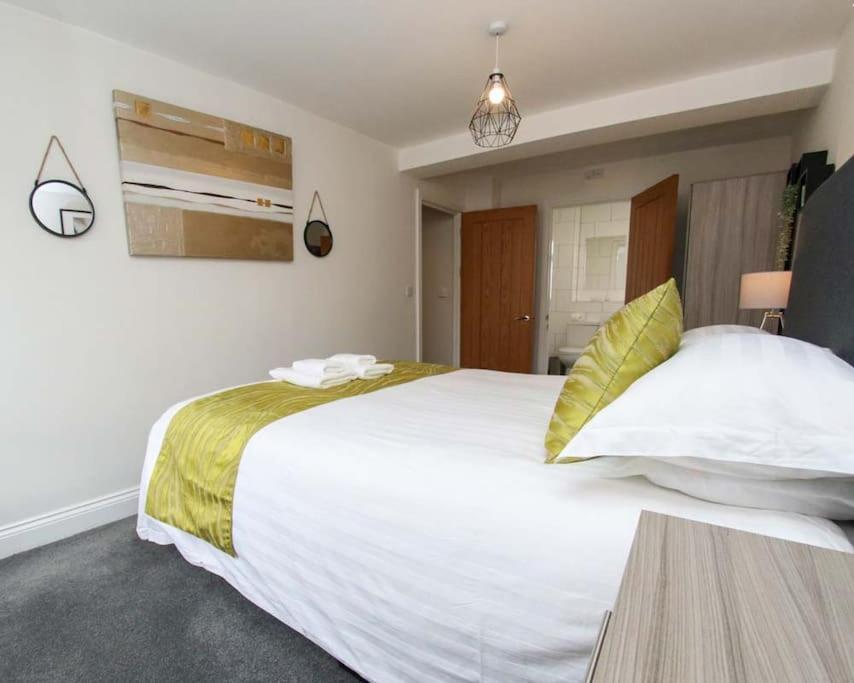 Luxe Living Guest House-Sleeps 6-Private Parking-Free Wifi-Beach-City Swansea Exteriör bild